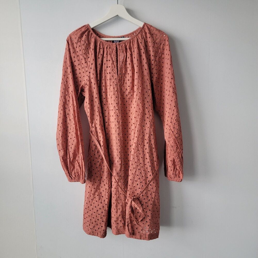Gap womens eyelet mini dress size M A-line‎ silhouette with a relaxed fit